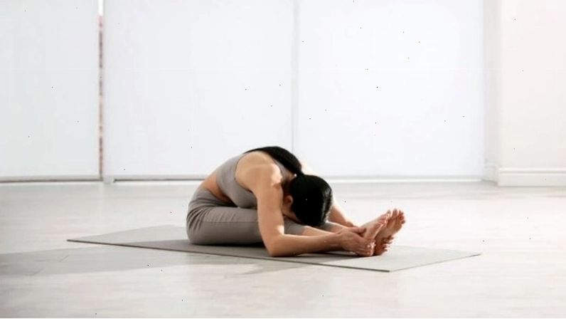 Tư thế ngồi vặn mình trong yoga giải độc