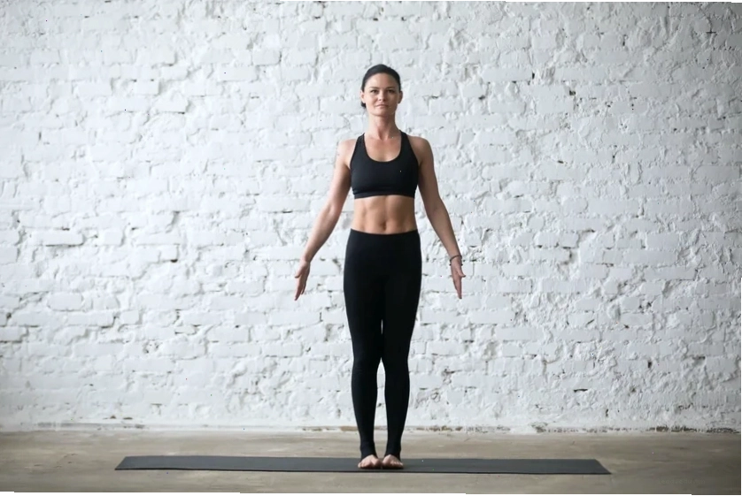 Tư thế núi (Mountain Pose) trong yoga giúp cải thiện tư thế