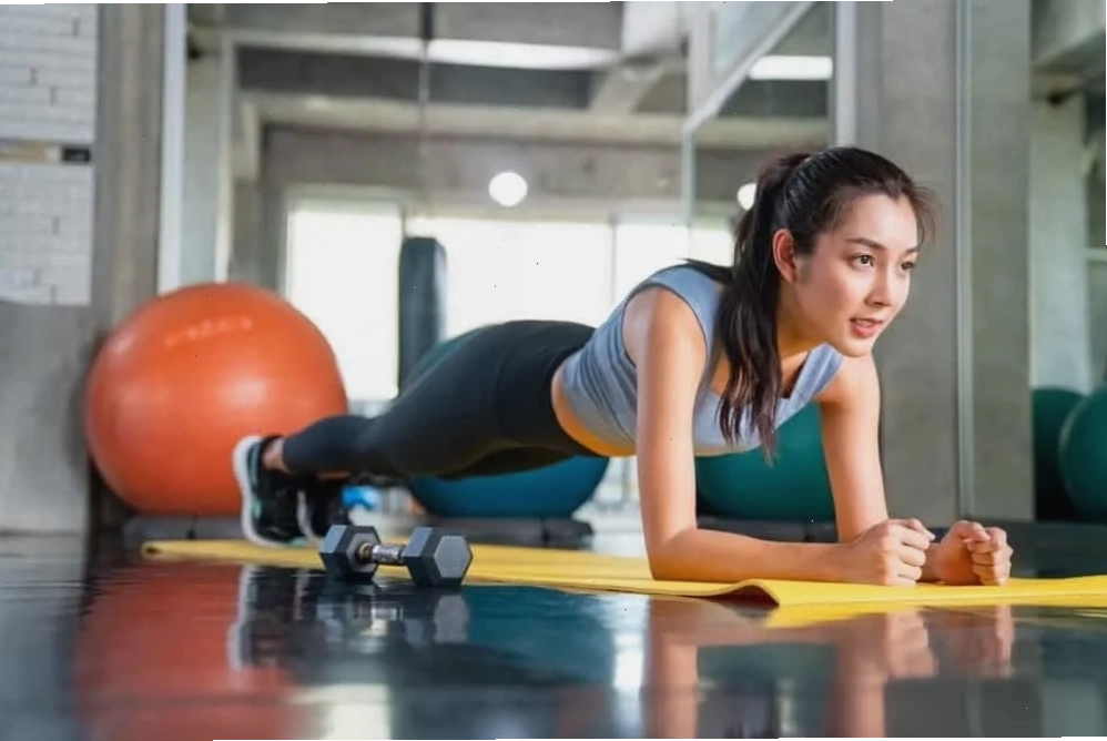 Tư thế plank chuẩn giúp cơ thể tạo thành đường thẳng từ đầu đến gót chân