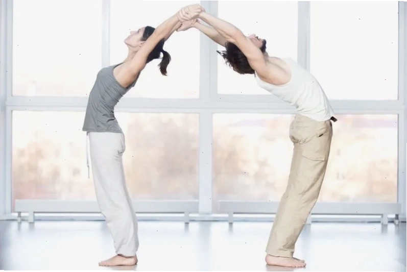 Tư thế yoga 2 người đẹp mắt