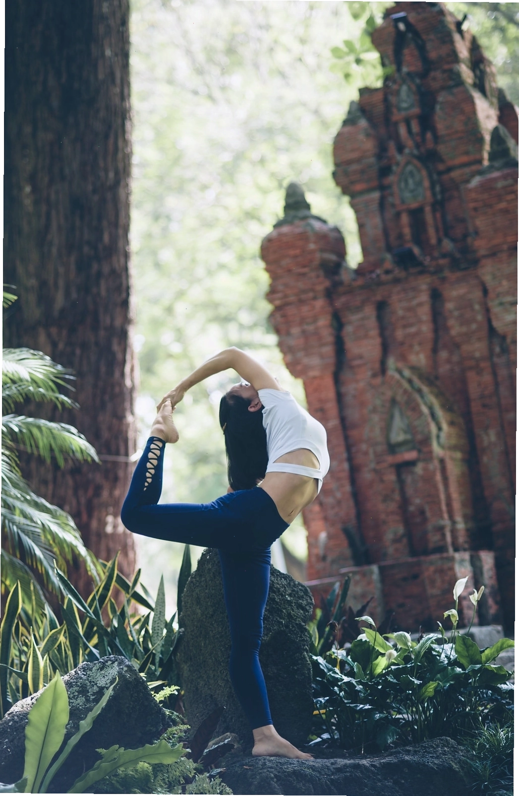 Tư thế yoga 3 người nâng cao, thể hiện sức mạnh và sự kết nối