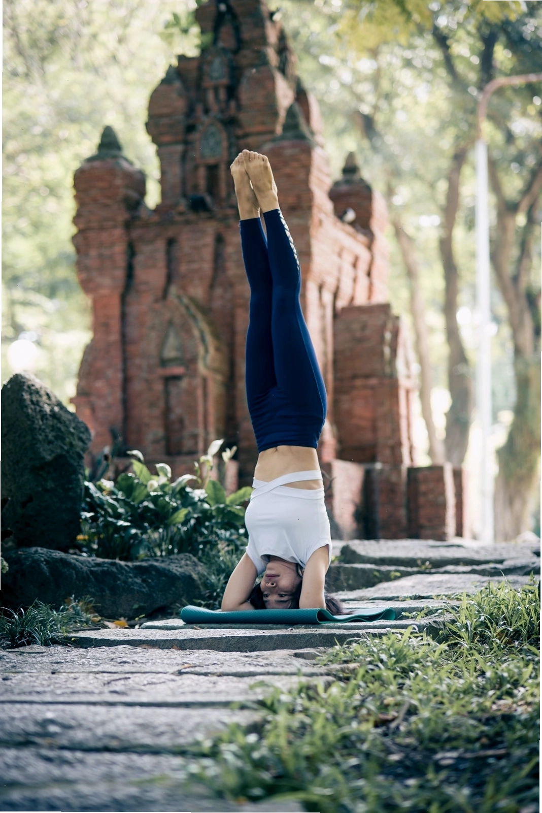 Tư thế yoga 3 người trình độ trung cấp, yêu cầu sự dẻo dai và phối hợp