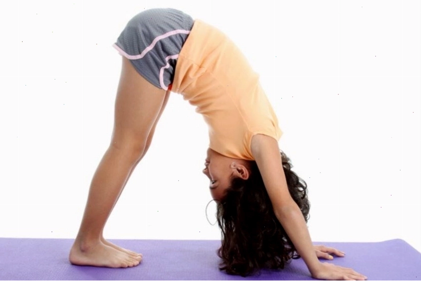 Tư thế yoga Chó cúi đầu cho trẻ mầm non