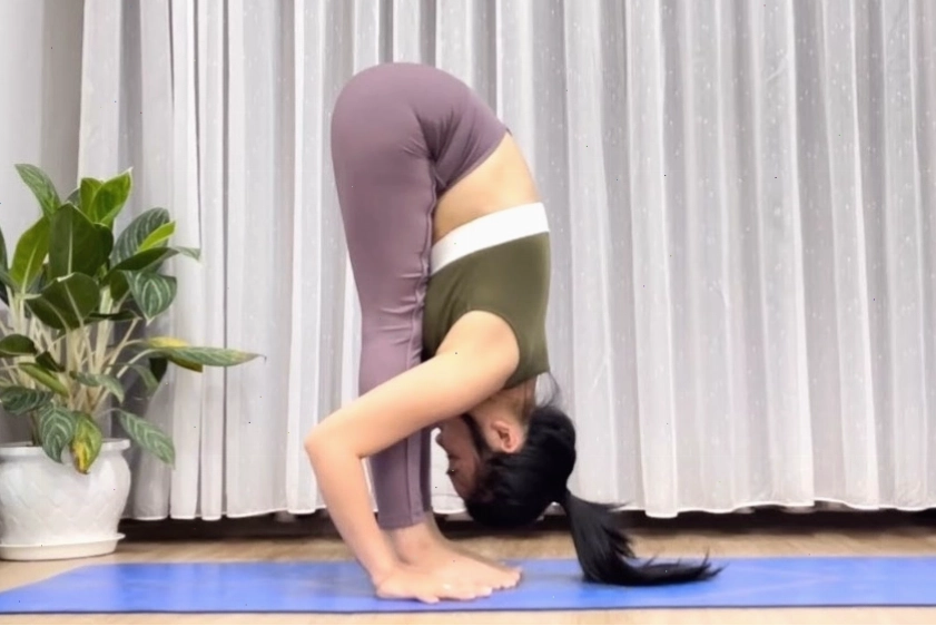 Tư thế yoga sau sinh gập người, thẳng gối giúp thư giãn và giảm mỡ bụng