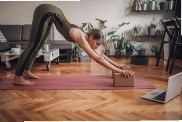 Tư thế Yoga tam giác duỗi với gạch hỗ trợ