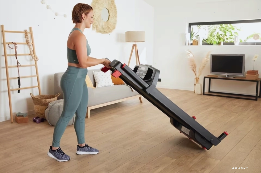 Ưu tiên máy chạy bộ có thể gấp gọn để phù hợp với không gian có diện tích hạn chế là kinh nghiệm mua máy chạy bộ gia đình