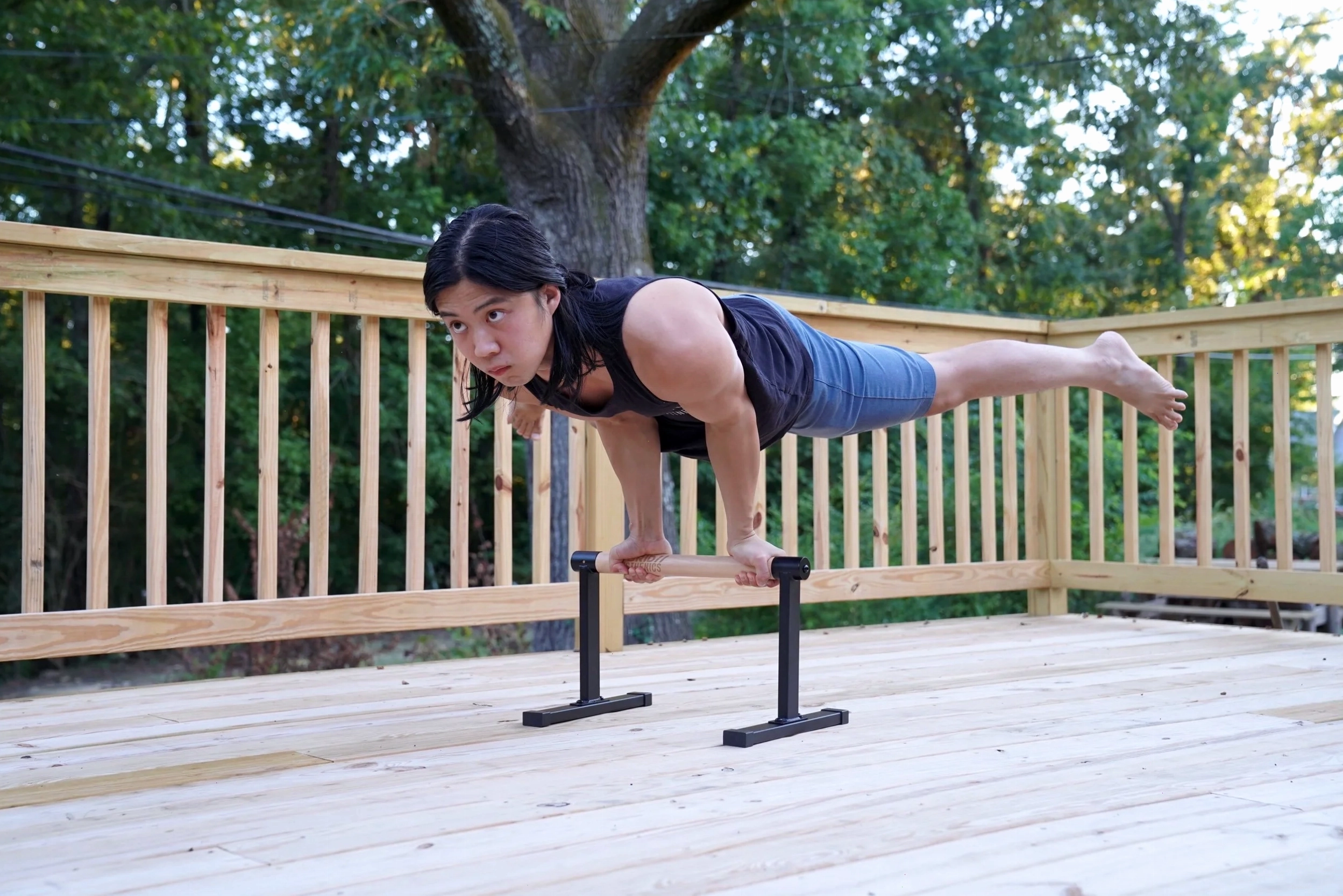 Vận động viên calisthenics thực hiện tư thế elbow lever
