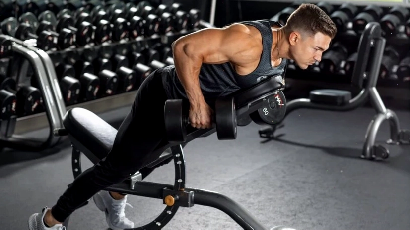 Vận động viên thực hiện bài tập đẩy tạ vai (Push-Press)