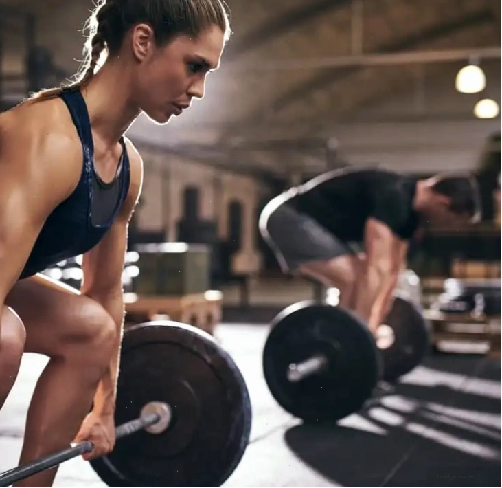 Vận động viên thực hiện bài tập Deadlift với kỹ thuật chuẩn xác
