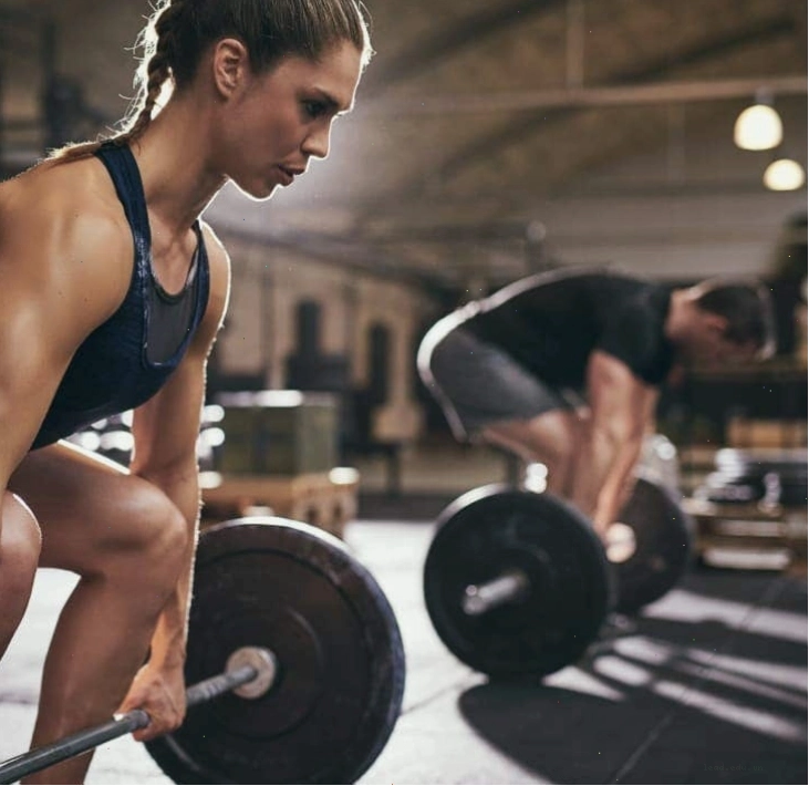 Vận động viên thực hiện bài tập Deadlift với mức tạ nặng