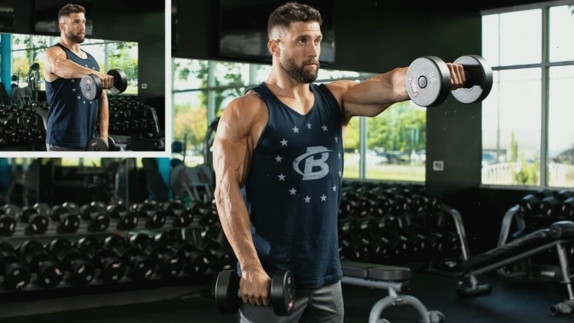 Vận động viên thực hiện bài tập nâng tạ sang ngang (Lateral Raise)