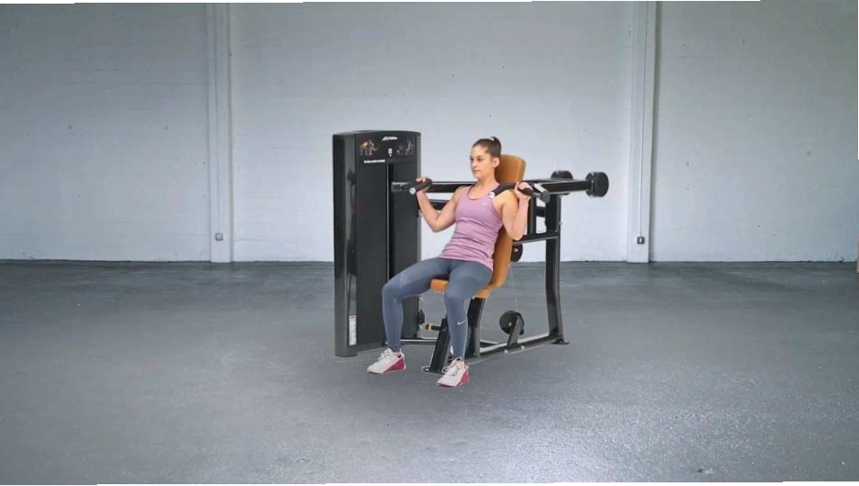 Vị trí bắt đầu đúng kỹ thuật với máy shoulder press machine