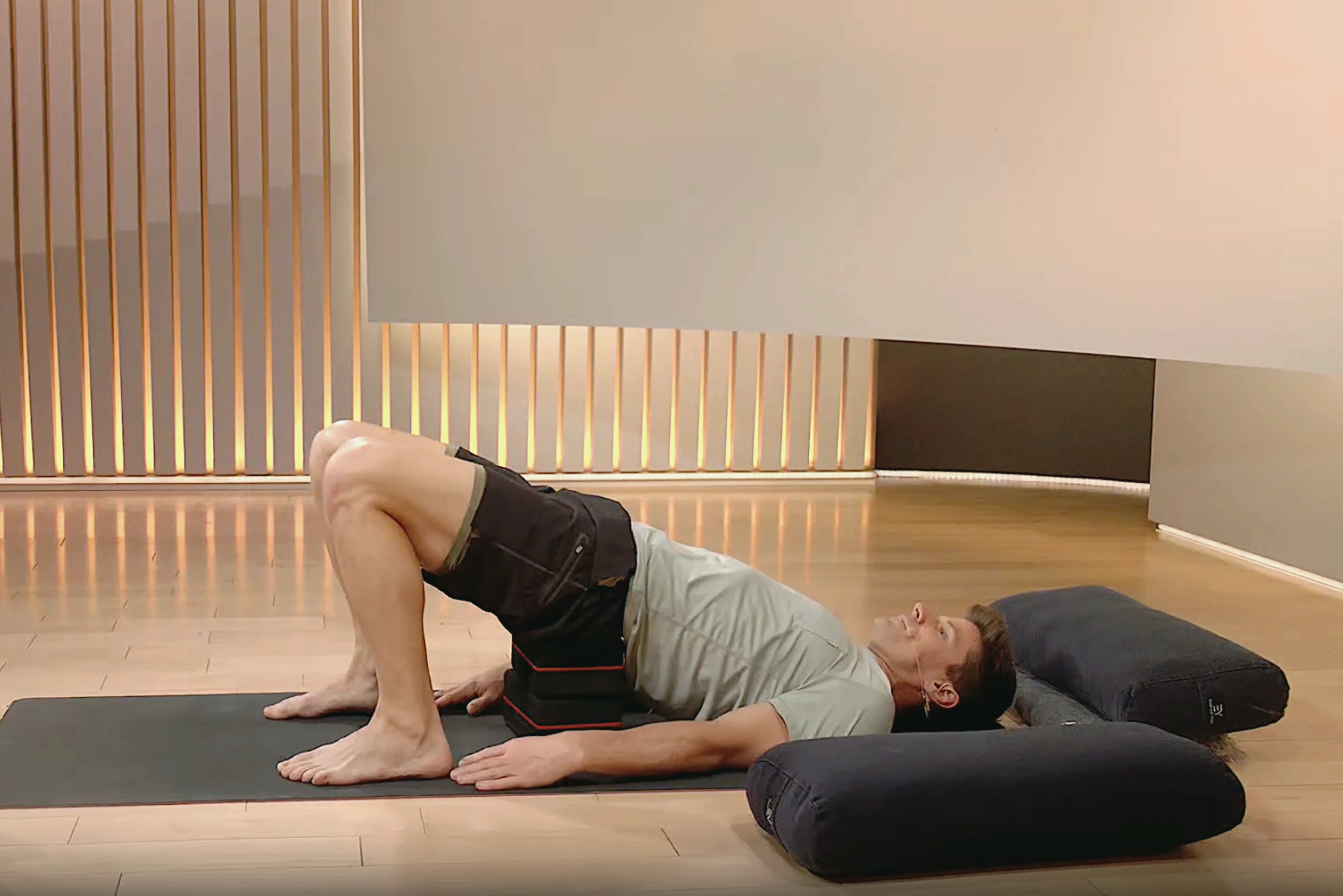 Yoga blocks được sử dụng để hỗ trợ tư thế cây cầu