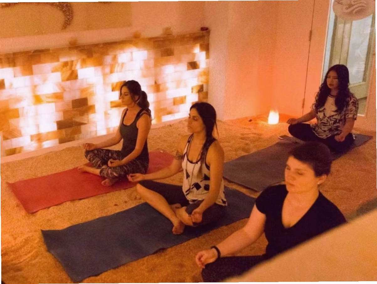 Yoga đá muối còn là một liệu pháp giúp giảm căng thẳng hiệu quả