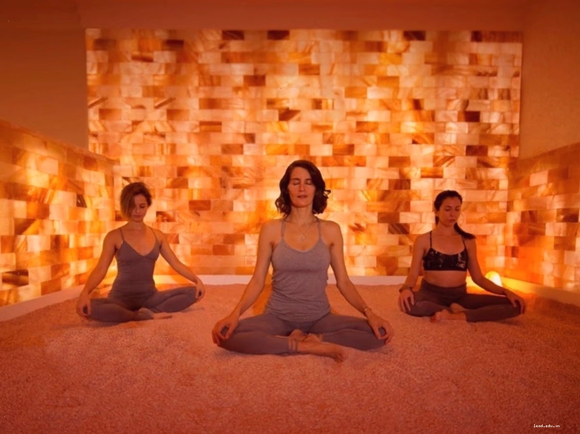 Yoga đá muối là sự kết hợp độc đáo giữa yoga truyền thống và liệu pháp đá muối