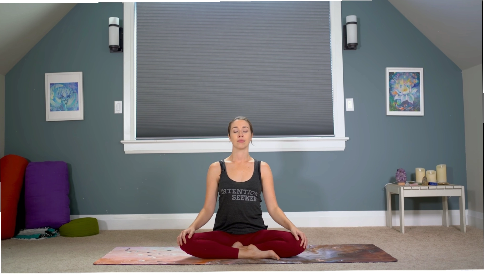 Yoga With Kassandra ngồi khoanh chân khởi đầu buổi tập feel good flow