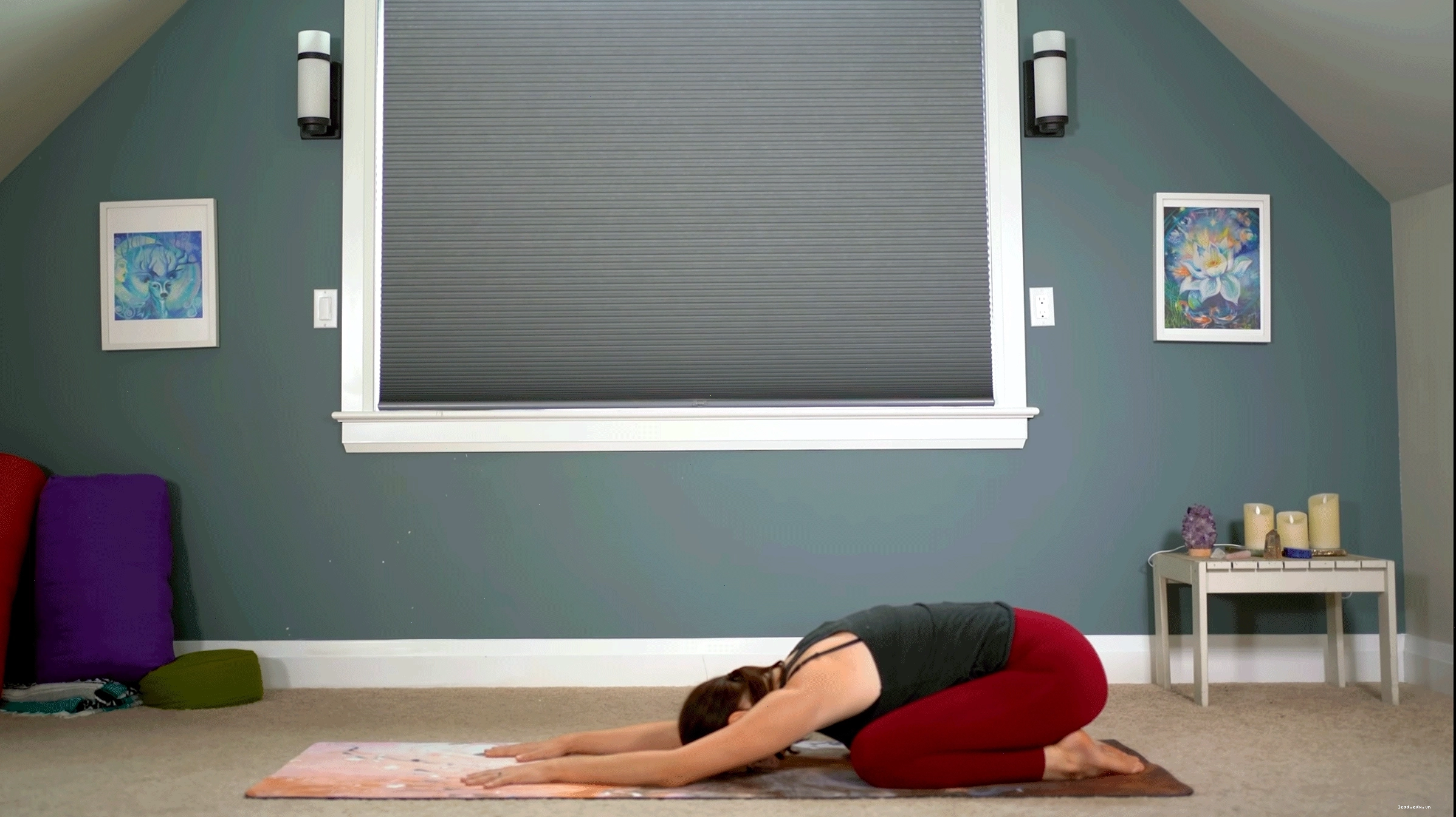 Yoga With Kassandra ở tư thế Em bé với hông đặt trên gót chân và hai tay duỗi về phía trước