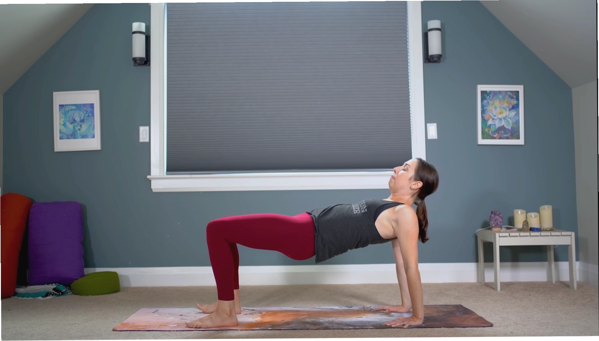 Yoga With Kassandra thực hành tư thế Bàn ngược (Reverse Tabletop)