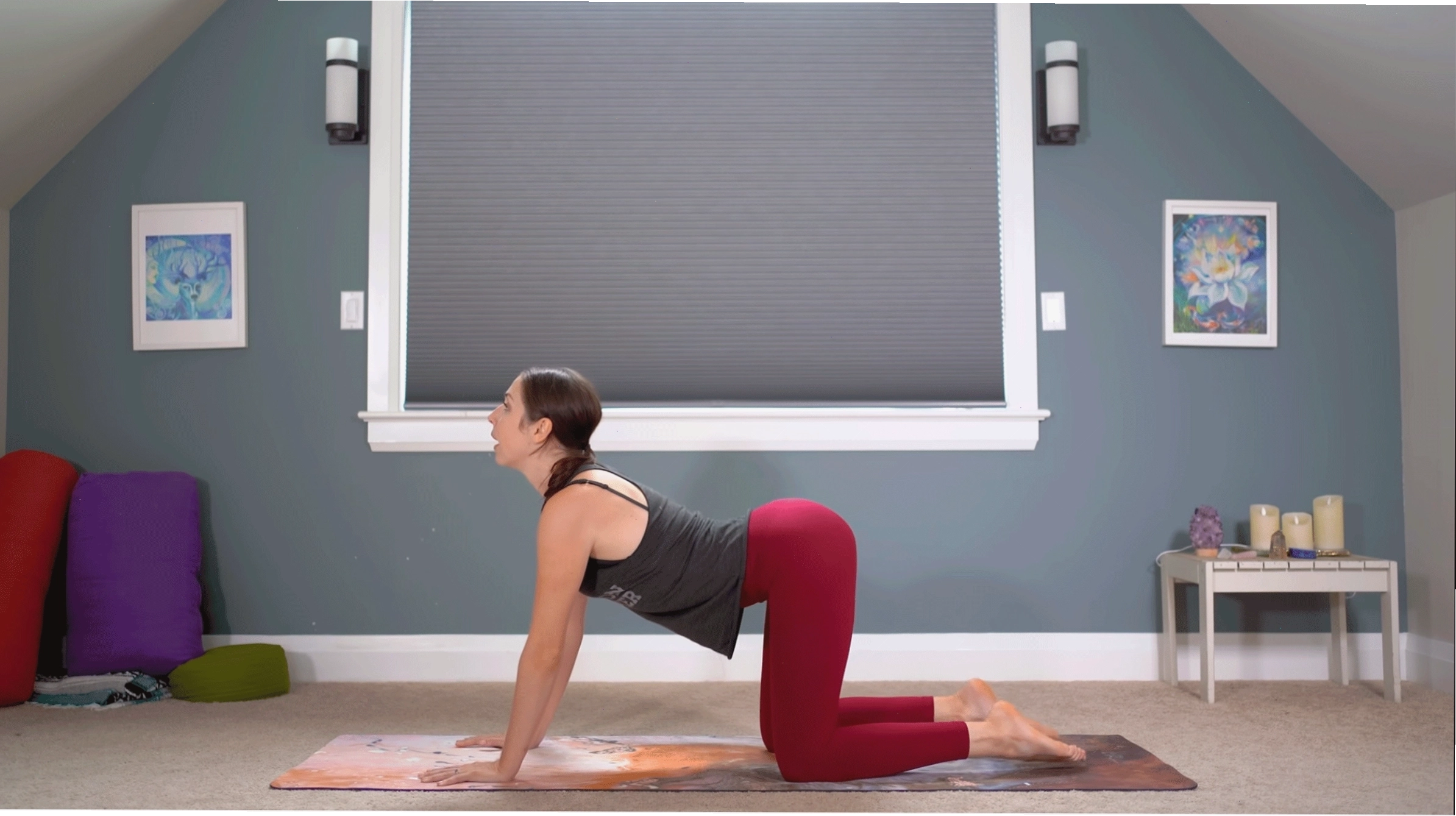 Yoga With Kassandra thực hành tư thế Bò (Cow Pose) trên thảm tập yoga