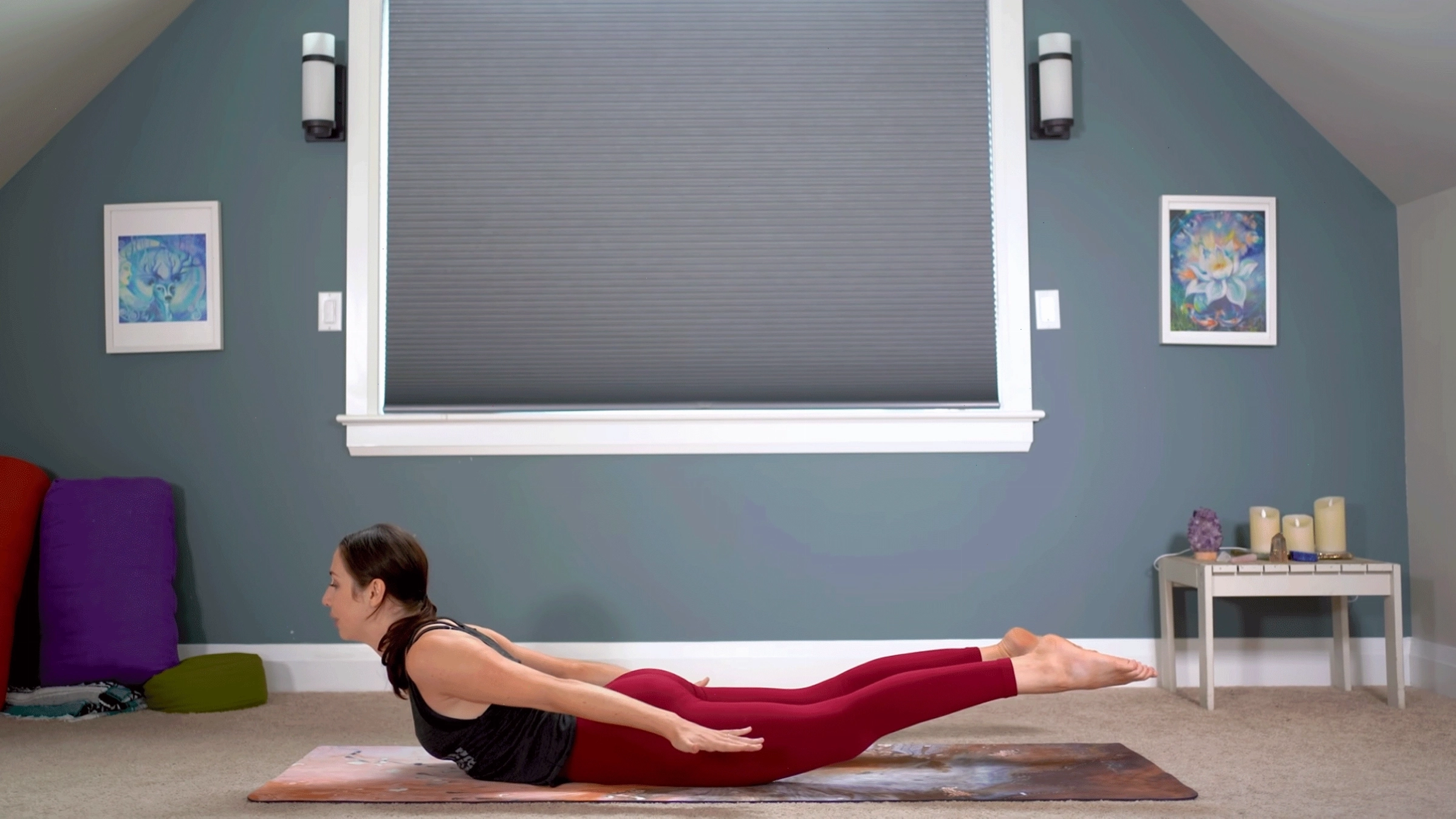 Yoga With Kassandra thực hành tư thế Châu chấu (Locust Pose) trên thảm tập yoga