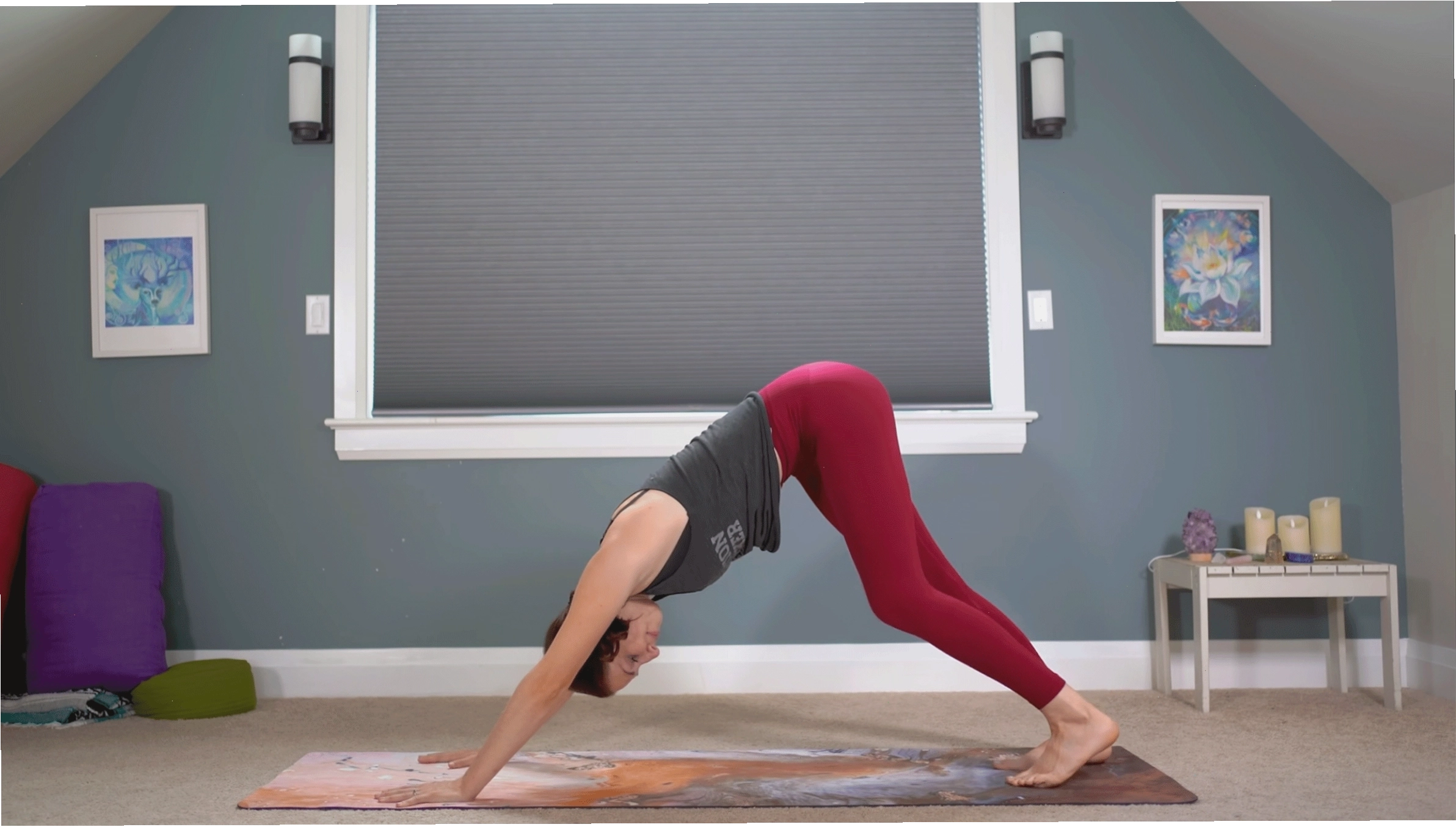 Yoga With Kassandra thực hành tư thế Chó úp mặt trên thảm tập yoga