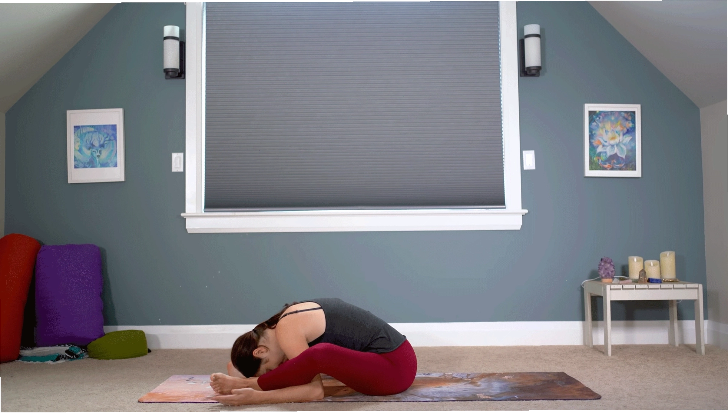 Yoga With Kassandra thực hành tư thế ngồi gập người về phía trước trên thảm tập yoga