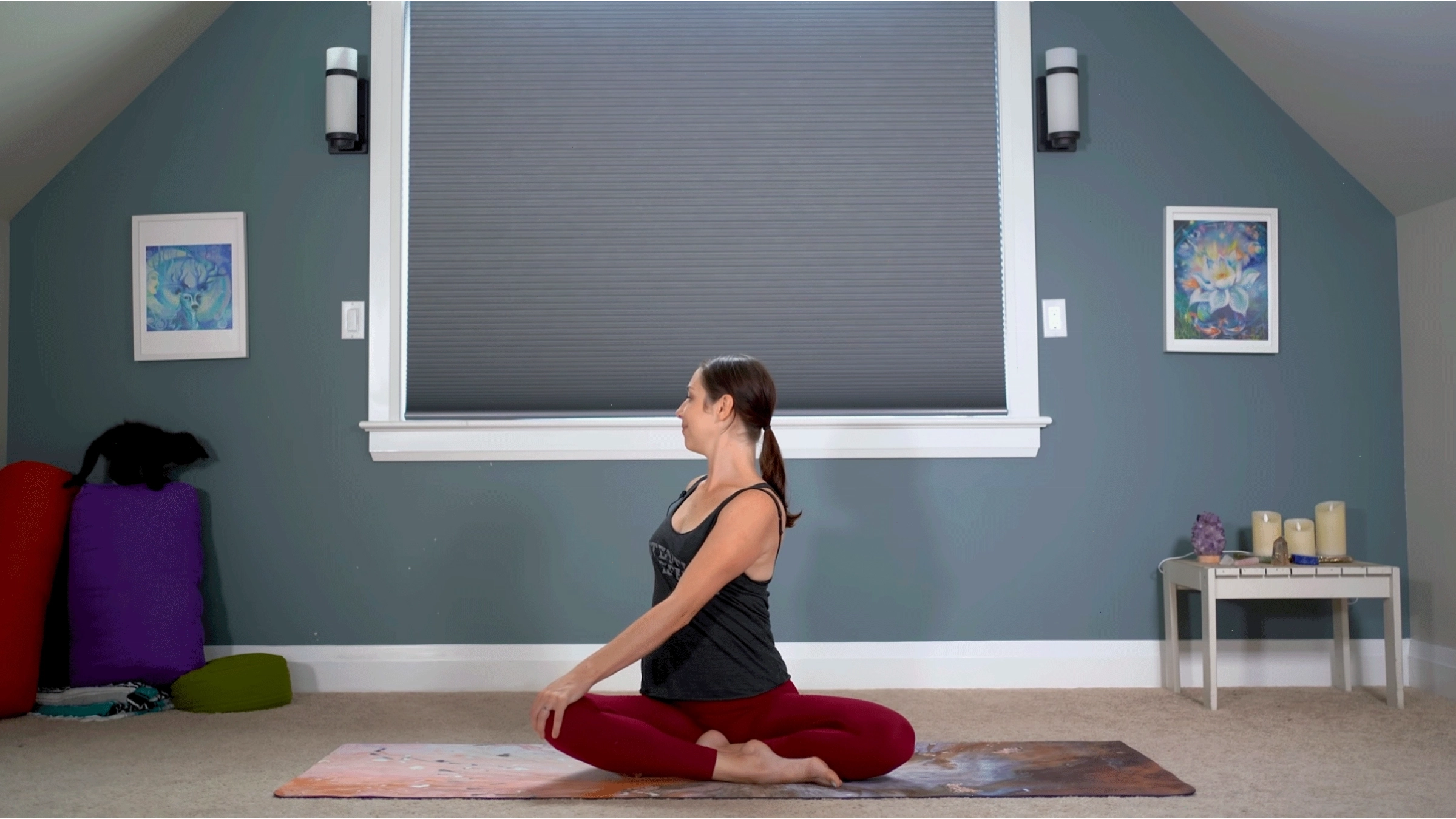 Yoga With Kassandra thực hành yoga 30 phút với động tác vặn mình ngồi